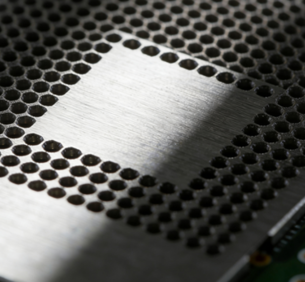 電子類微小件微孔沖壓，怎么避免孔徑偏移?